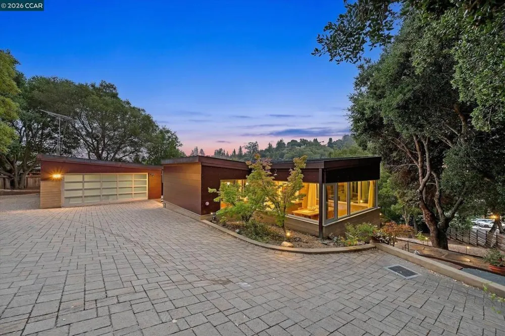 2 Crane Ct Orinda, CA 94563