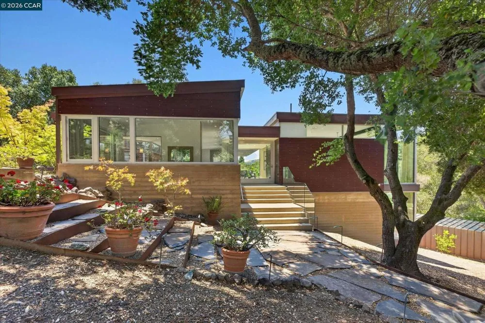 2 Crane Ct Orinda, CA 94563