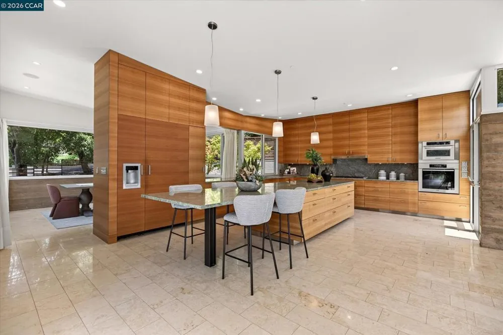 2 Crane Ct Orinda, CA 94563