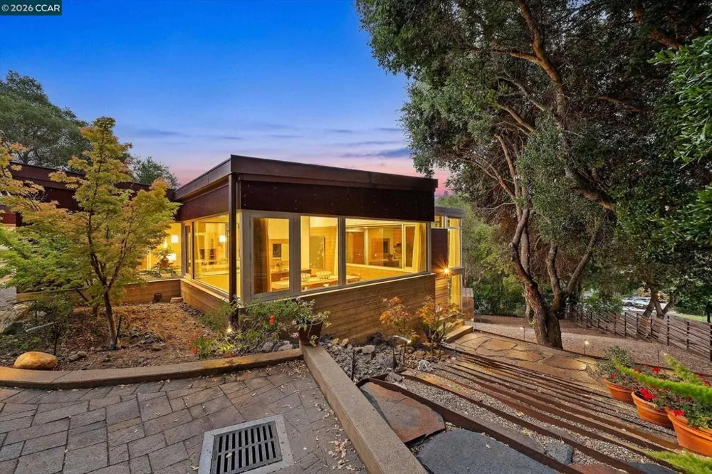 2 Crane Ct Orinda, CA 94563