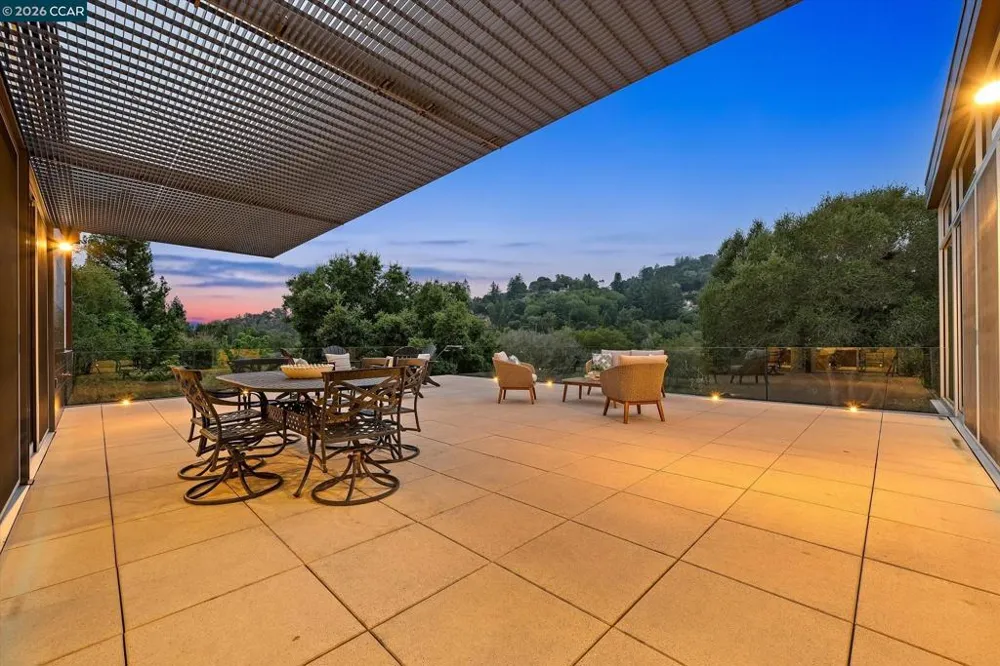 2 Crane Ct Orinda, CA 94563