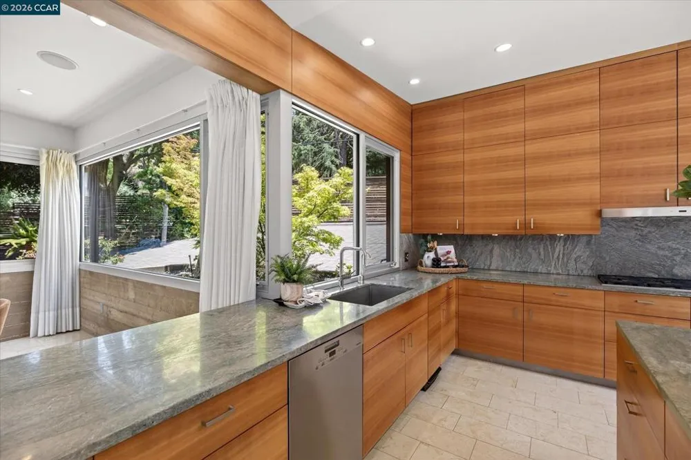 2 Crane Ct Orinda, CA 94563