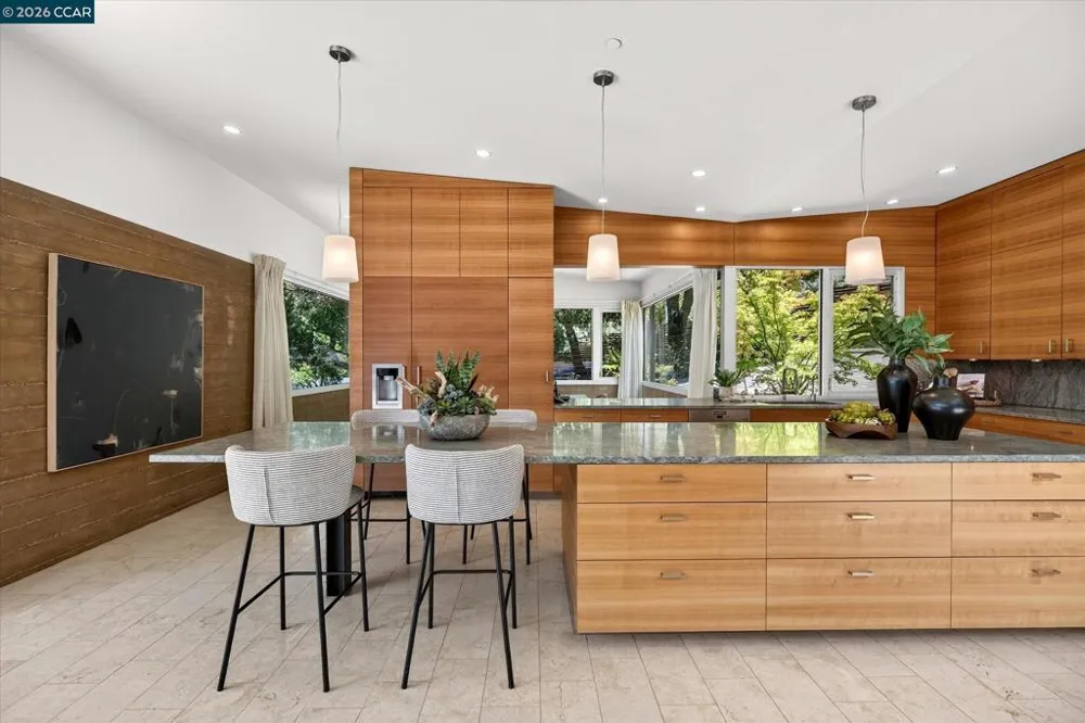 2 Crane Ct Orinda, CA 94563