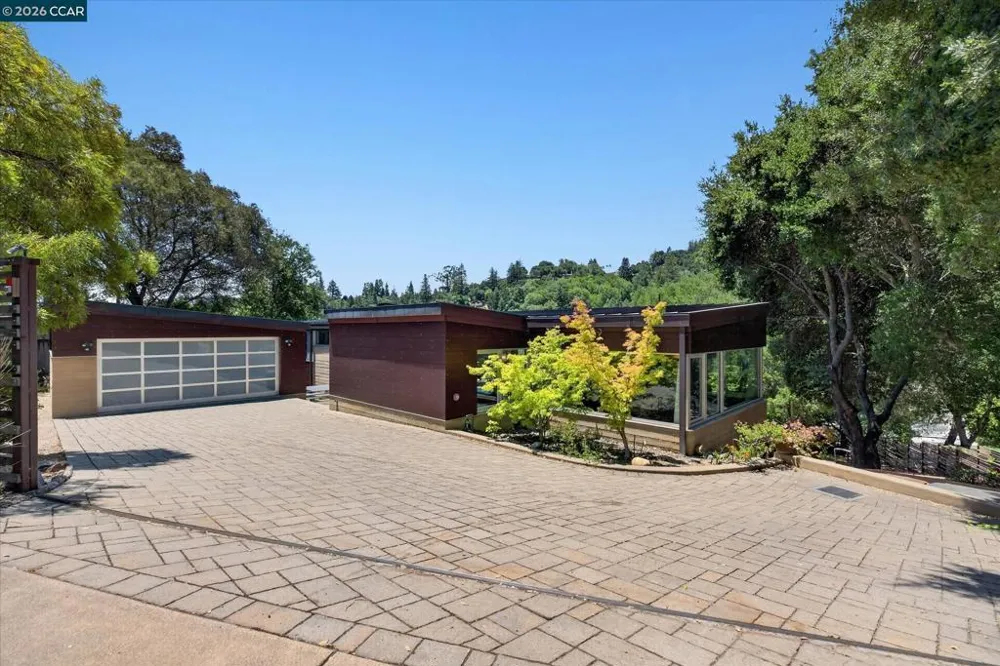 2 Crane Ct Orinda, CA 94563