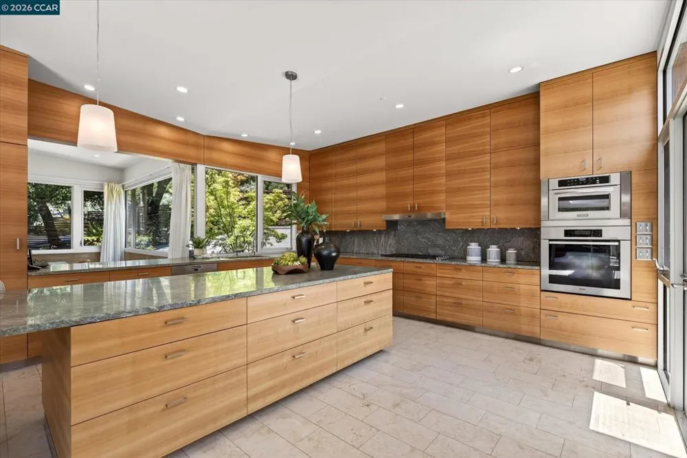 2 Crane Ct Orinda, CA 94563