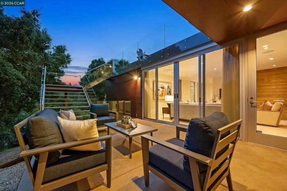 2 Crane Ct Orinda, CA 94563