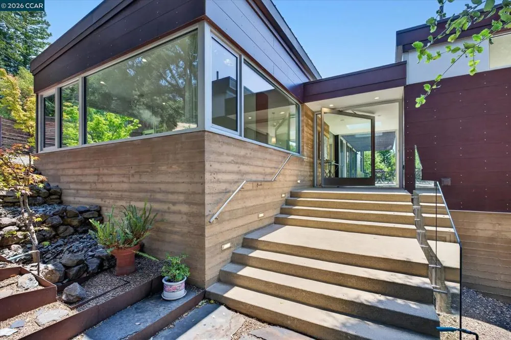 2 Crane Ct Orinda, CA 94563