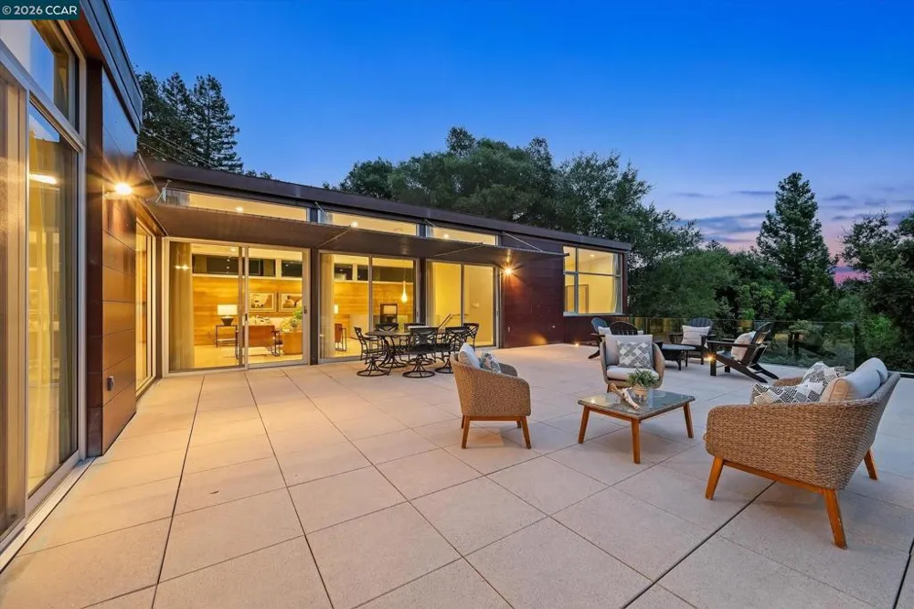 2 Crane Ct Orinda, CA 94563