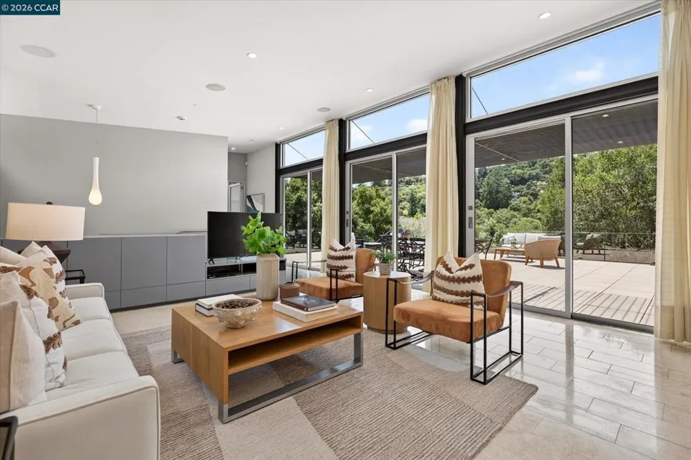 2 Crane Ct Orinda, CA 94563