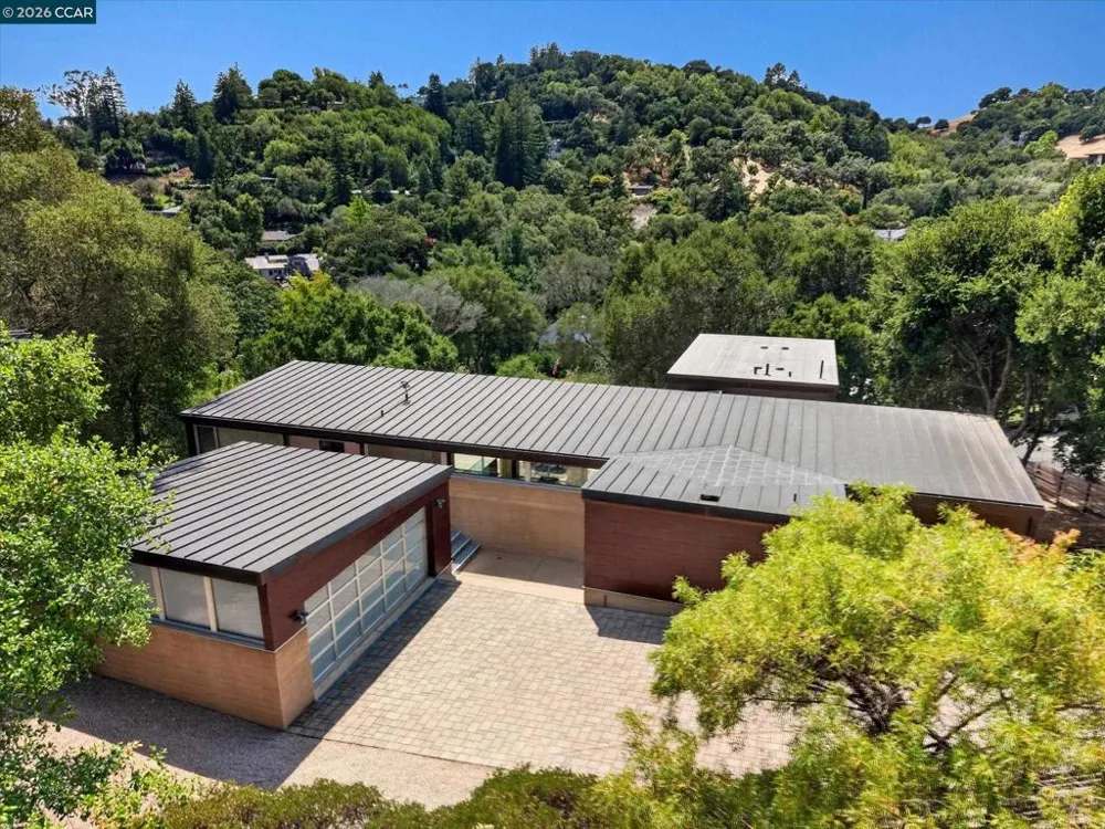 2 Crane Ct Orinda, CA 94563