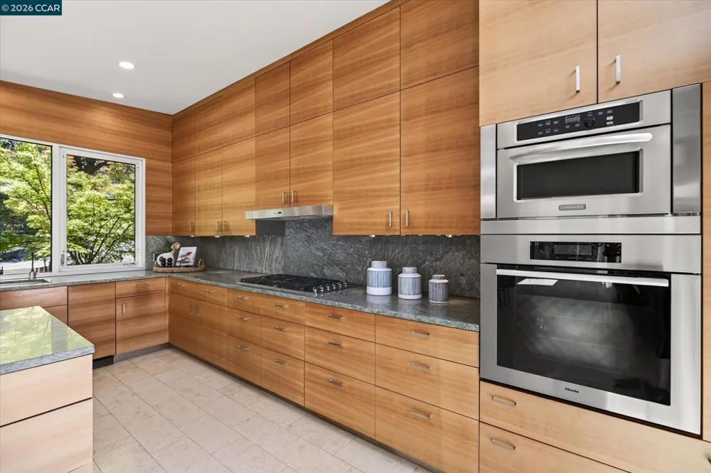 2 Crane Ct Orinda, CA 94563