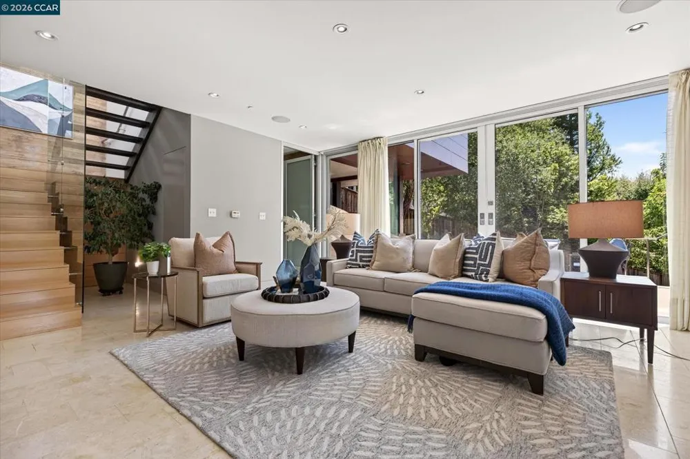 2 Crane Ct Orinda, CA 94563