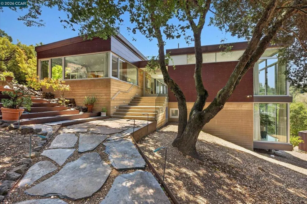 2 Crane Ct Orinda, CA 94563