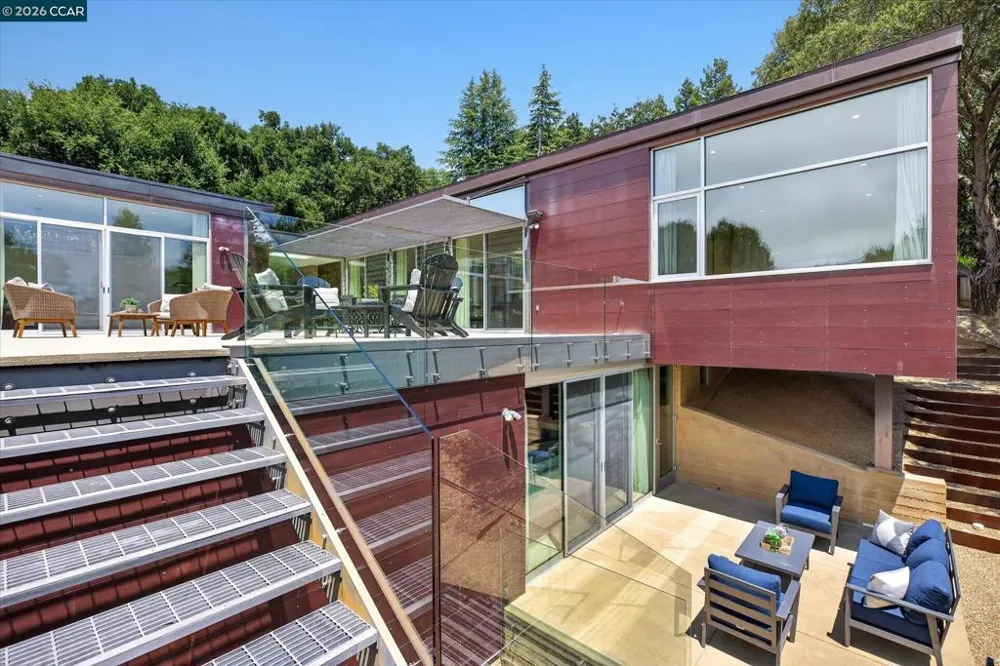 2 Crane Ct Orinda, CA 94563