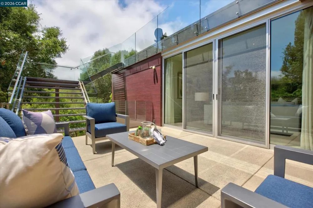 2 Crane Ct Orinda, CA 94563