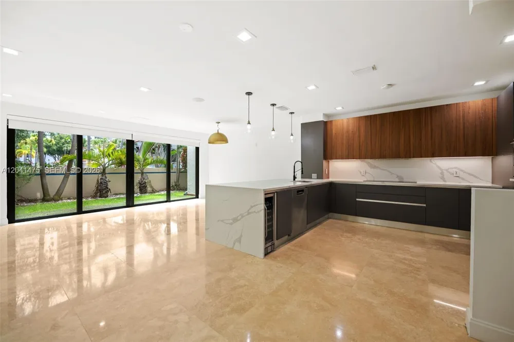 21387 Marina Cove Cir #12-F Aventura, FL 33180