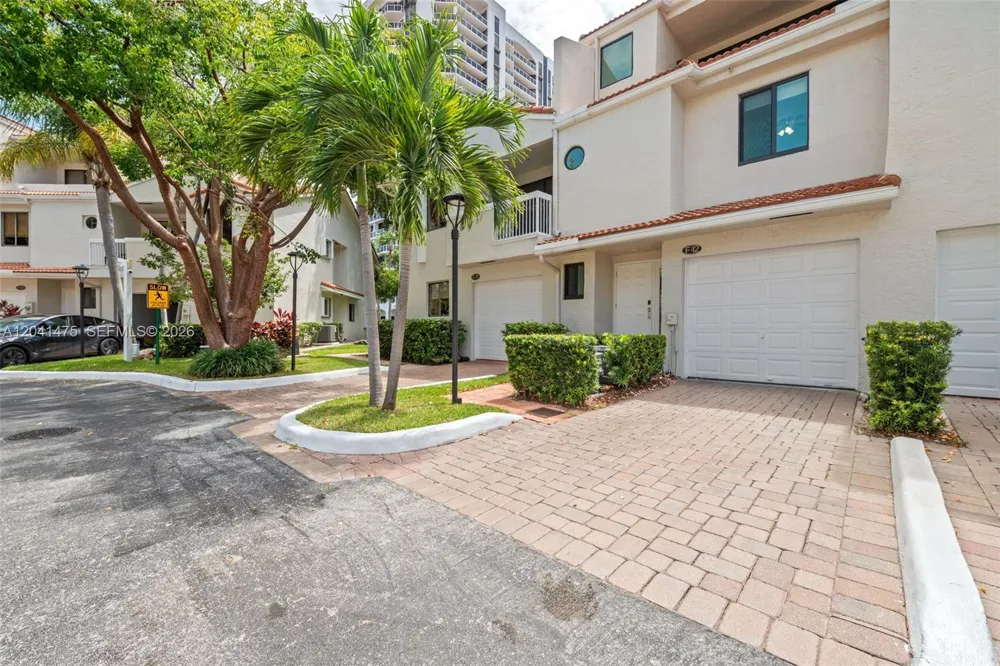 21387 Marina Cove Cir #12-F Aventura, FL 33180