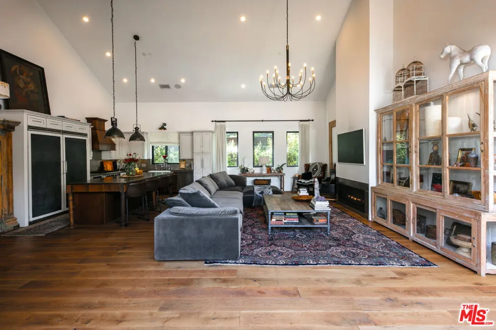28960 Crags Drive Agoura Hills, CA 91301