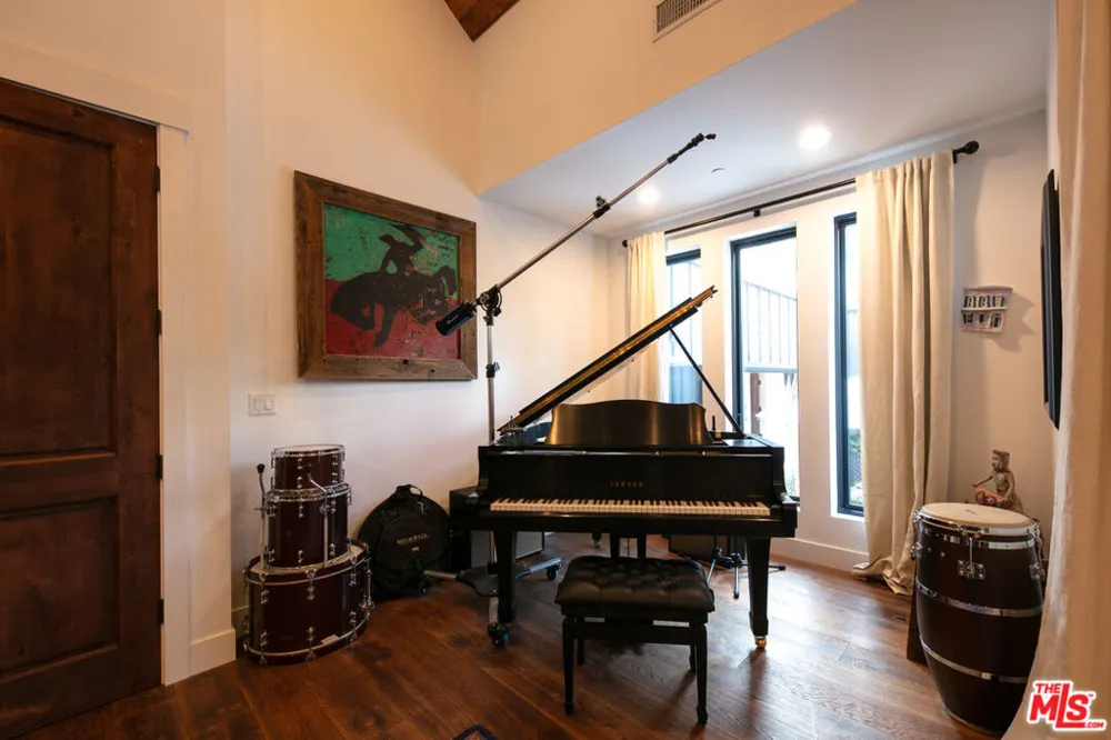 28960 Crags Drive Agoura Hills, CA 91301
