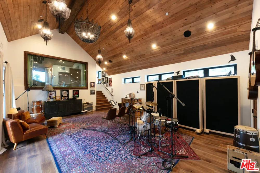 28960 Crags Drive Agoura Hills, CA 91301