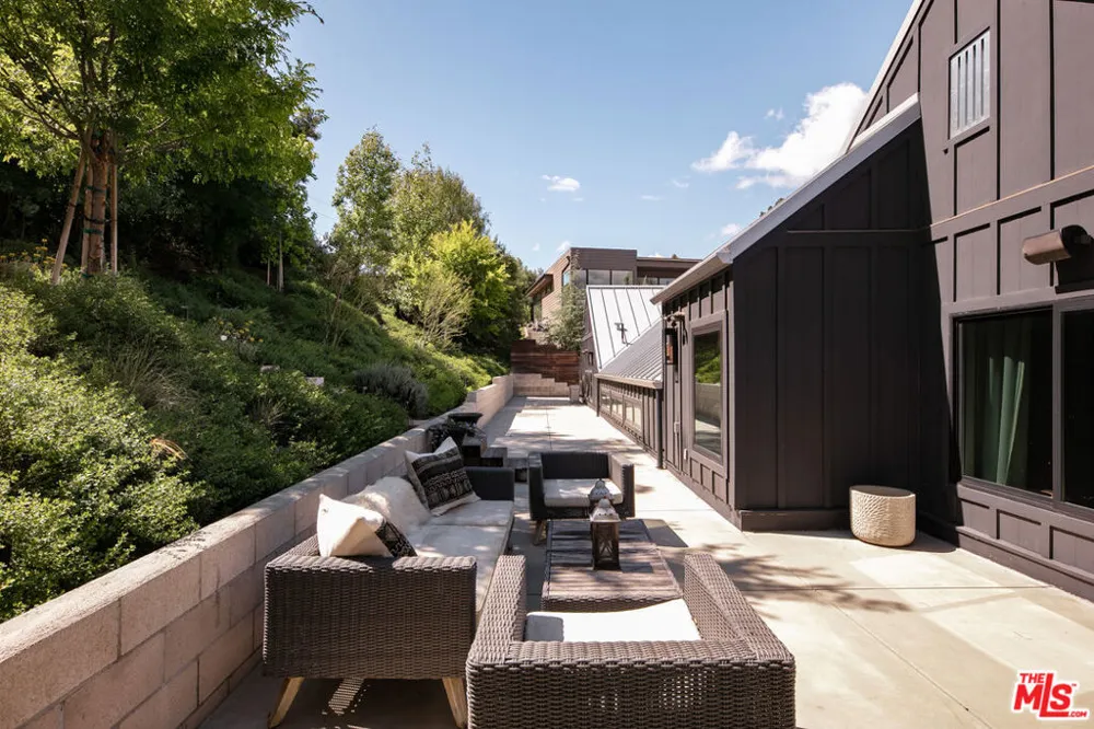 28960 Crags Drive Agoura Hills, CA 91301