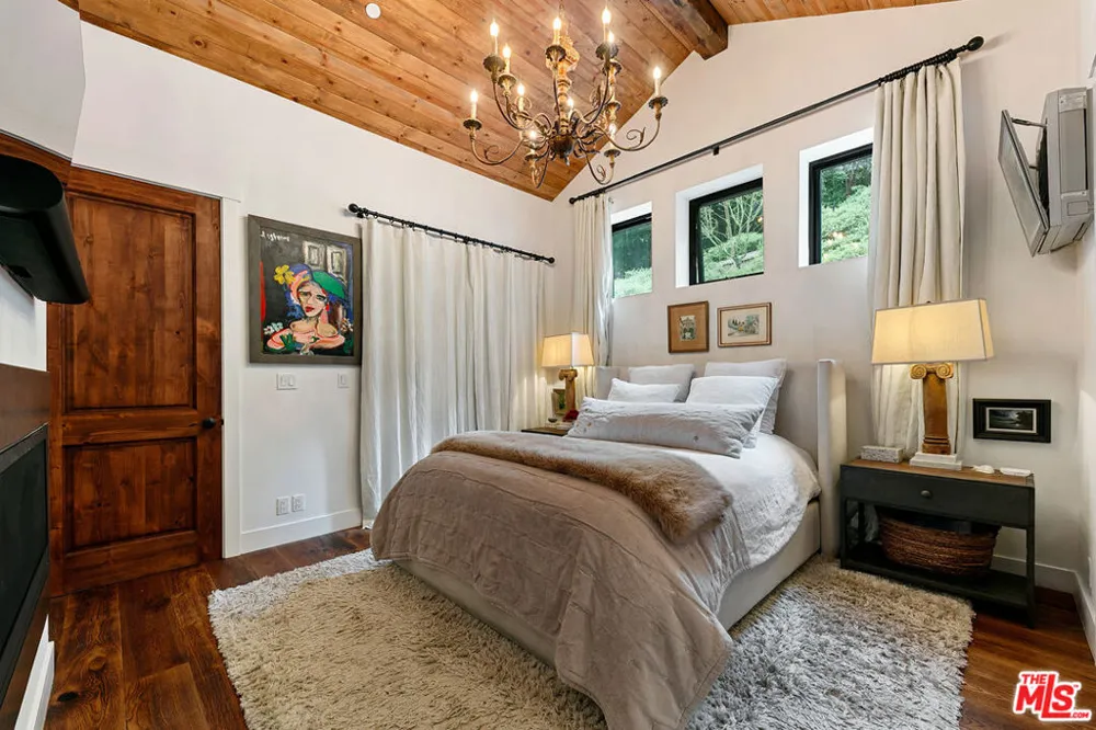28960 Crags Drive Agoura Hills, CA 91301