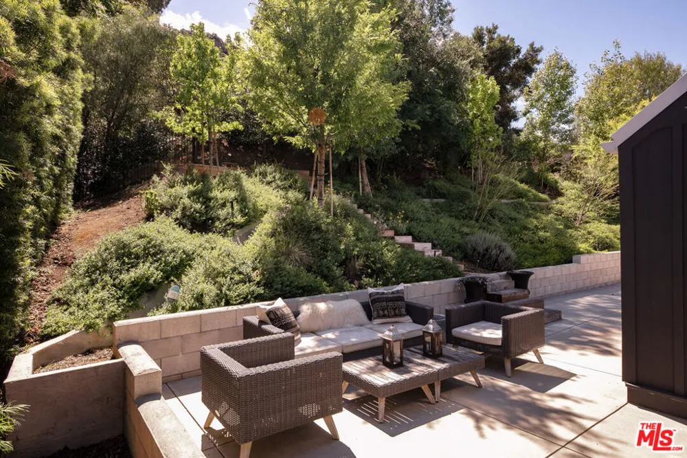 28960 Crags Drive Agoura Hills, CA 91301