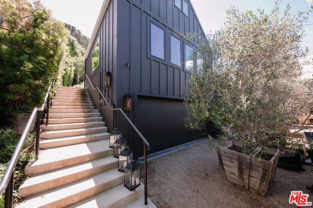 28960 Crags Drive Agoura Hills, CA 91301