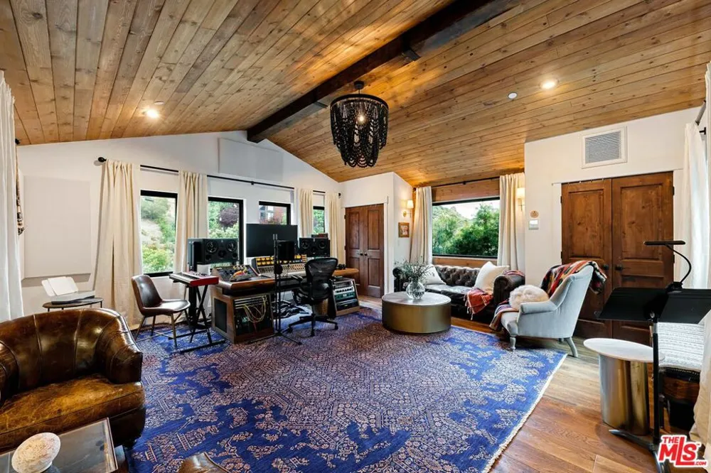 28960 Crags Drive Agoura Hills, CA 91301