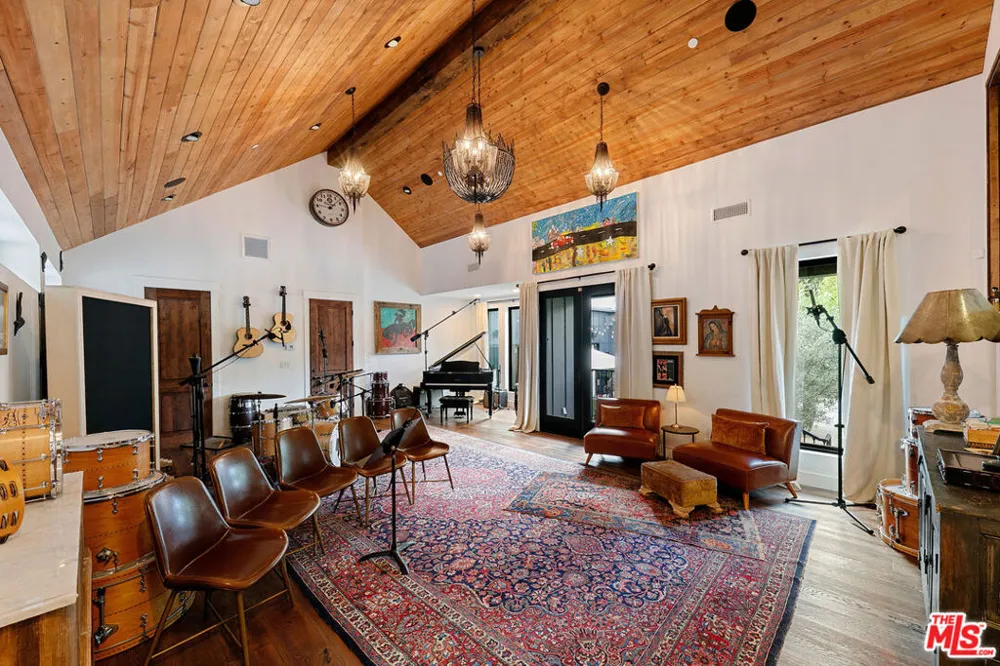 28960 Crags Drive Agoura Hills, CA 91301