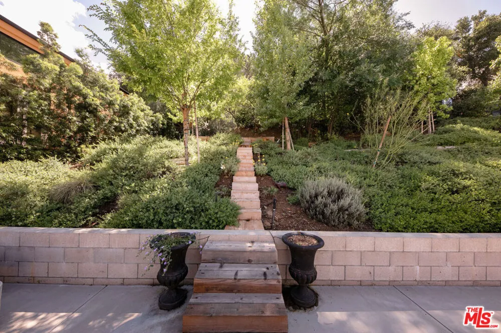 28960 Crags Drive Agoura Hills, CA 91301