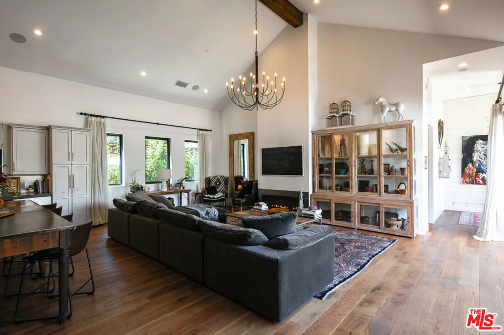 28960 Crags Drive Agoura Hills, CA 91301