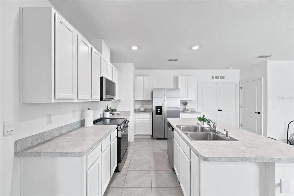 2733 REDDISH EGRET BEND Harmony, FL 34773