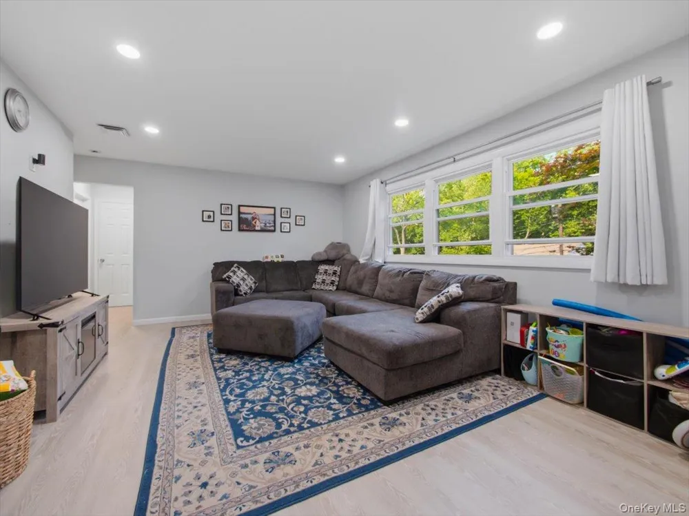 784 Brookridge Drive Valley Cottage, NY 10989