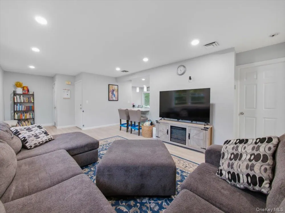 784 Brookridge Drive Valley Cottage, NY 10989