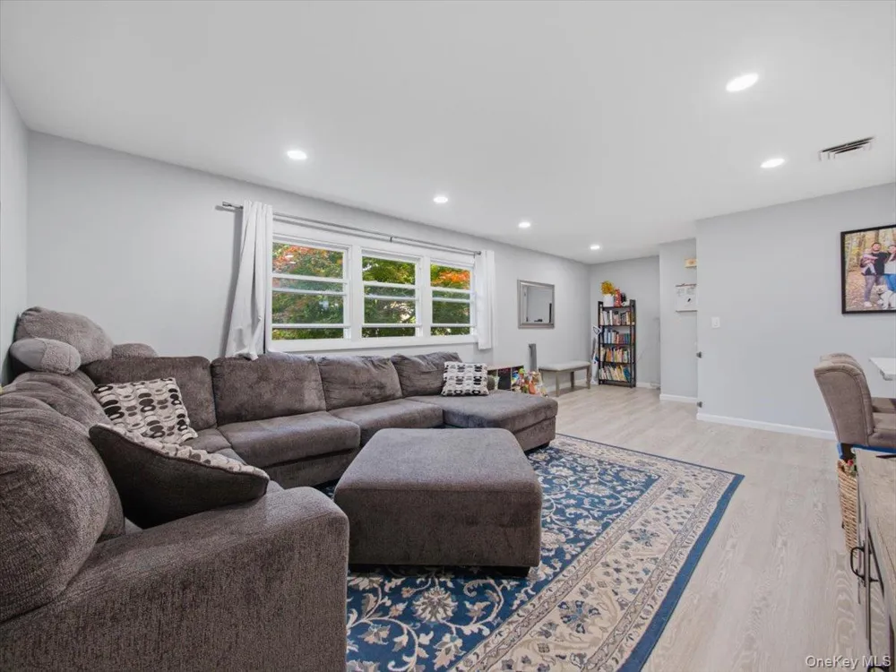 784 Brookridge Drive Valley Cottage, NY 10989