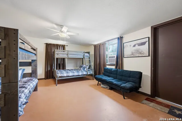 714 VETERANS DR Sabinal, TX 78881