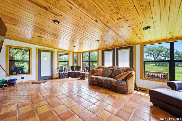 714 VETERANS DR Sabinal, TX 78881