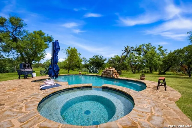 714 VETERANS DR Sabinal, TX 78881