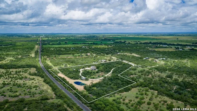 714 VETERANS DR Sabinal, TX 78881