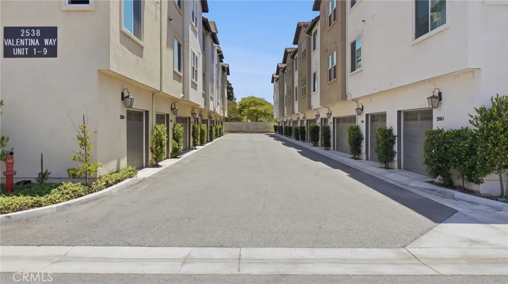 2560 Valentina Commerce, CA 90040
