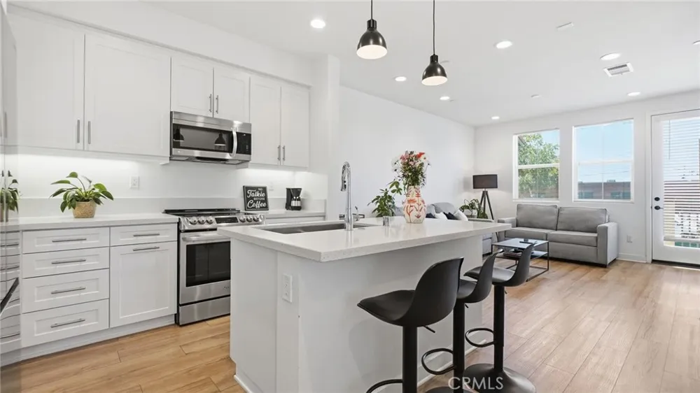 2560 Valentina Commerce, CA 90040