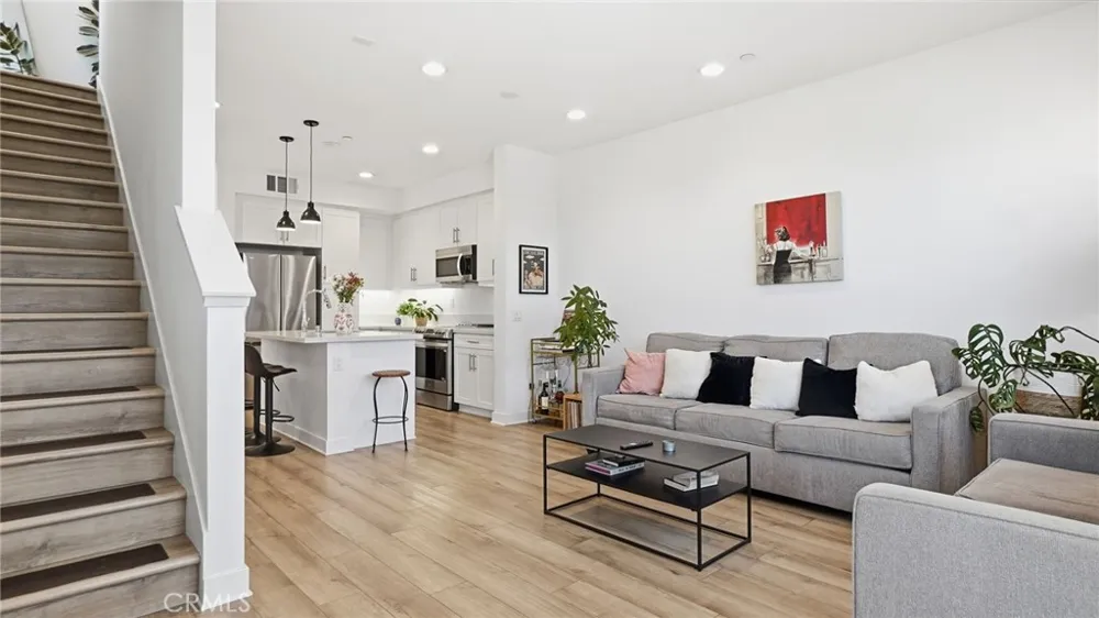 2560 Valentina Commerce, CA 90040