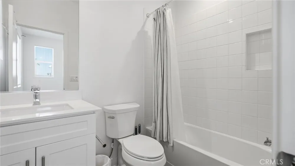2560 Valentina Commerce, CA 90040