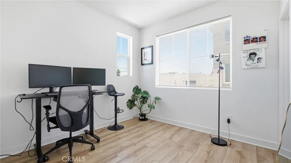 2560 Valentina Commerce, CA 90040
