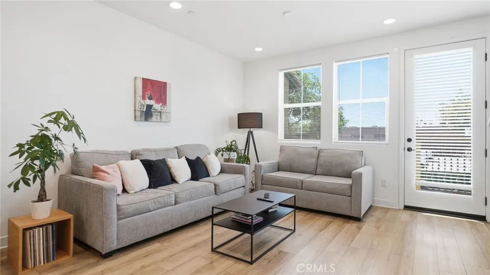 2560 Valentina Commerce, CA 90040