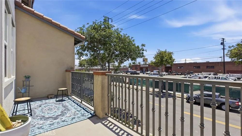 2560 Valentina Commerce, CA 90040