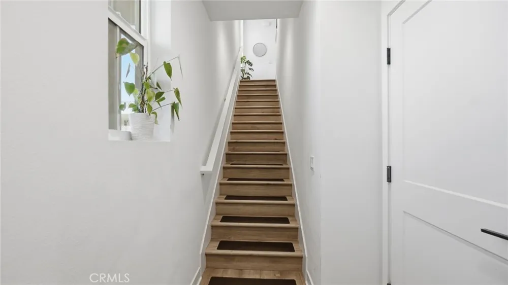 2560 Valentina Commerce, CA 90040