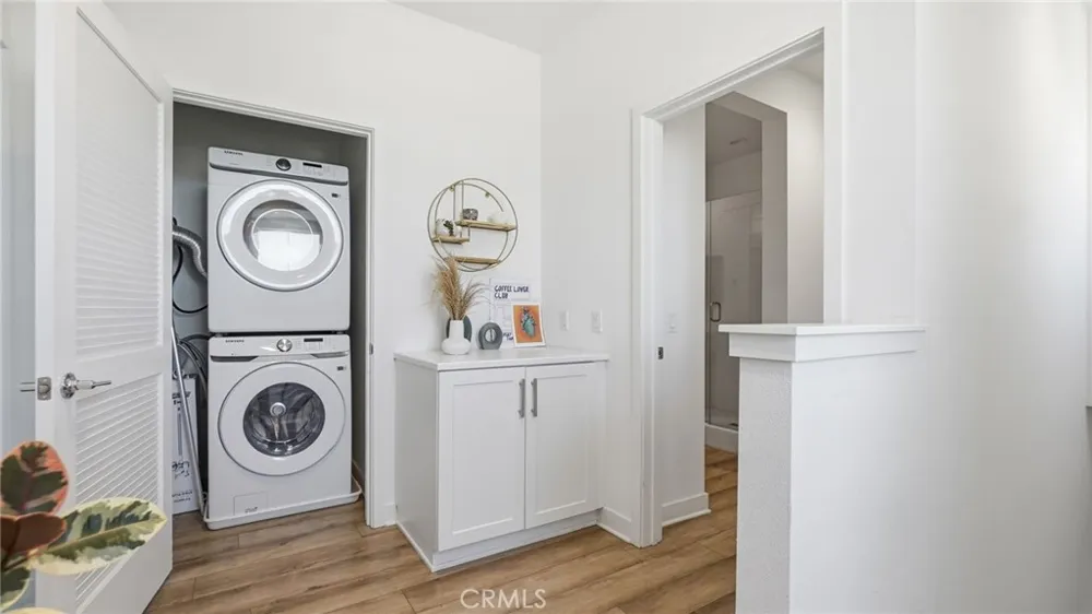 2560 Valentina Commerce, CA 90040