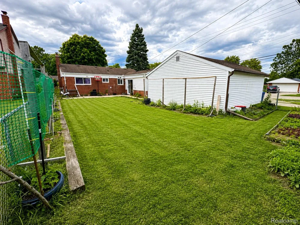 33564 Vista Way Fraser City, MI 48026